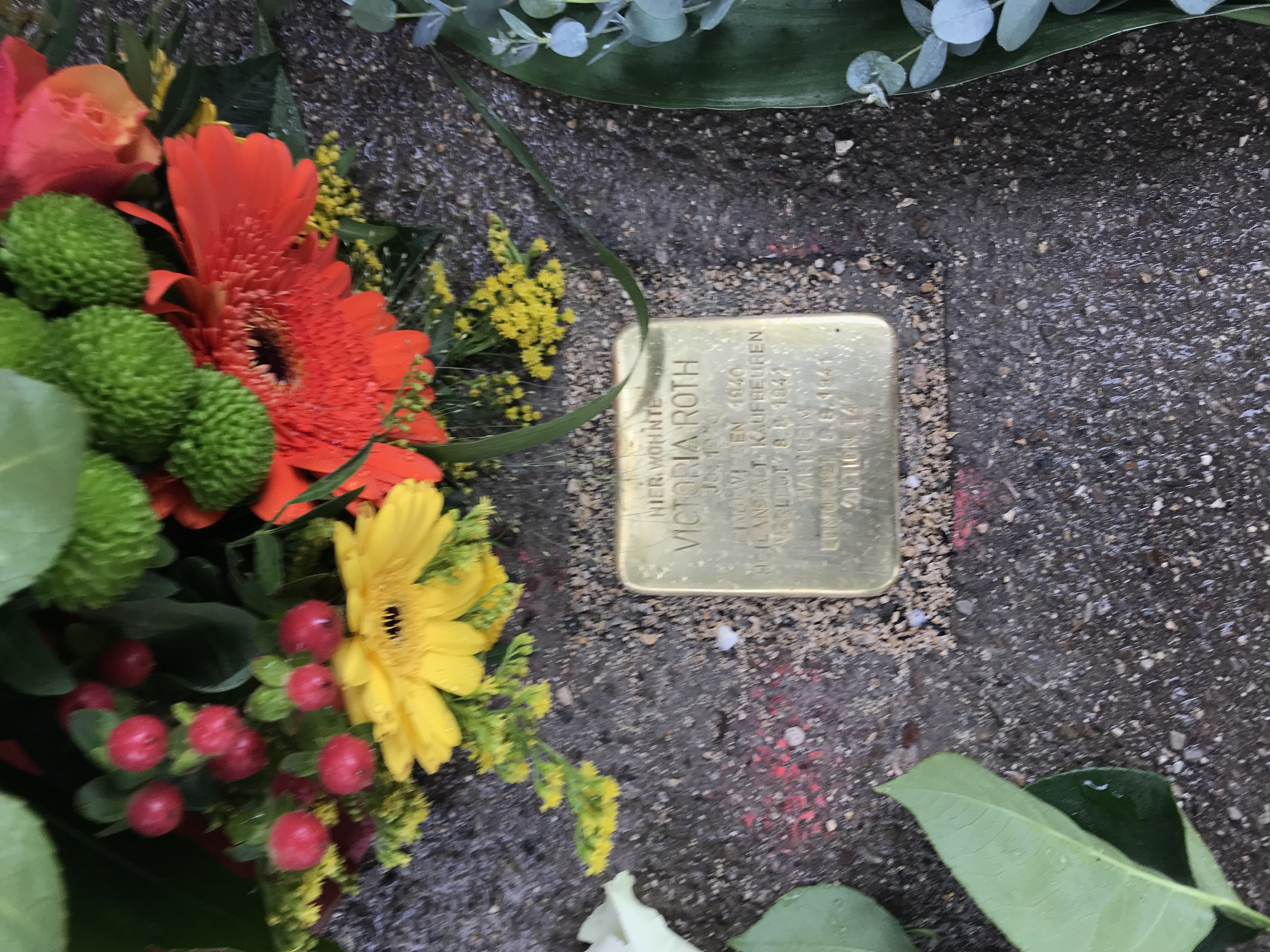 Verlegung eines Stolpersteins für Frau Viktoria Roth